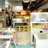 店頭は気軽に立ち寄れる屋台席も完備！