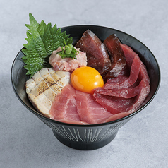 まぐろ好きにはたまらない！生まぐろの玉手箱丼