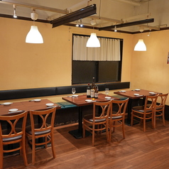 【12名様用テーブル】当店自慢の点心など逸品料理が絶品です。食べ放題飲み放題コースもございますので、存分にお店の魅力をご堪能いただけます。飲み放題10名様以上のご予約にて幹事様1名分無料のサービスもご用意。