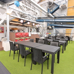 当店は座ってくつろげるテーブル席を多数ご用意しています。お料理をゆっくり味わいたい方や、会話を楽しみたい方におすすめです。落ち着いた空間で、美味しいお酒と料理を心ゆくまでお楽しみください。