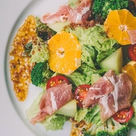 旬の食材や季節の野菜をふんだんに取り入れた料理