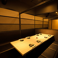 6名様までのお席もご用意しております。駅近なので、お仕事帰りなどにお気軽にご利用いただけます。おしゃれな空間で当店の地鶏料理をお楽しみください。（池袋 居酒屋 和食 地鶏 焼き鳥 飲み放題 宴会 接待 女子会 誕生日 記念日）