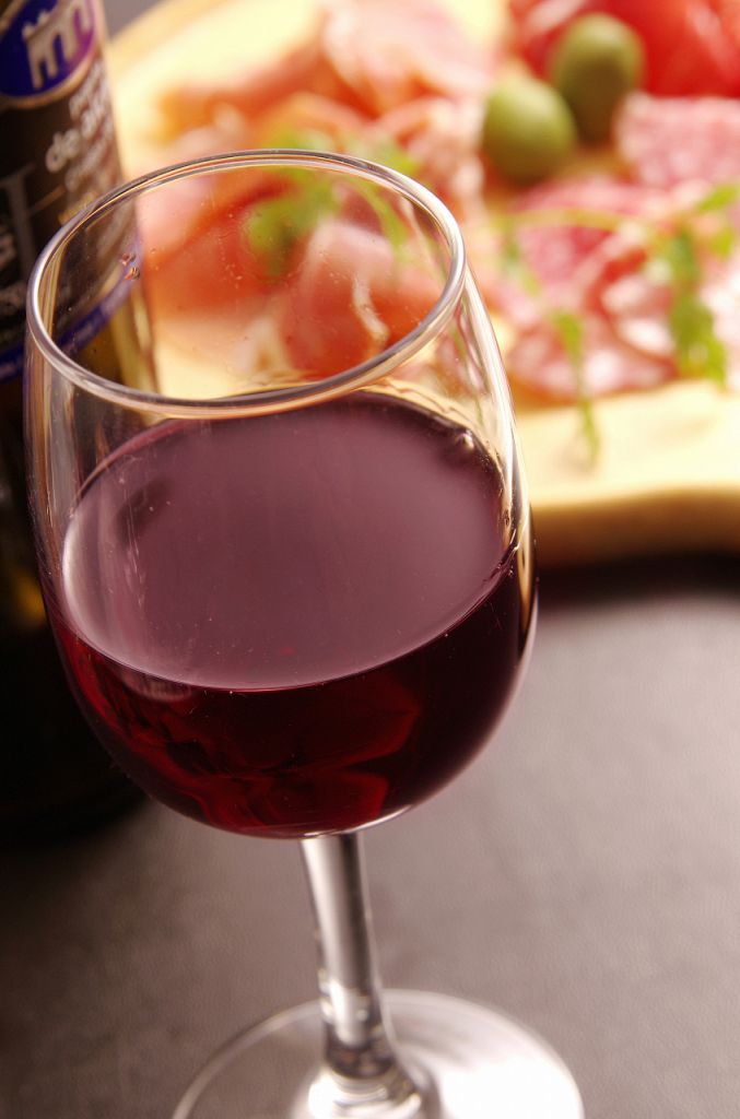 お料理に合わせたワインをグラス￥５３０～、ボトル￥２１８０～ご用意してます