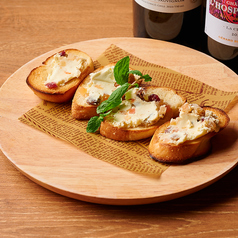 ドライフルーツとクリームチーズのブルスケッタ