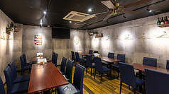 【貸切承ります30席】当店では貸切宴会も承っております着席時 32人、立食時 40人まで貸切可能です。周りを気にせずご宴会を楽しめる特別空間をご提供いたします。広々とゆとりを持った設計のテーブル席で、皆様とゆったり素敵なお時間をお過ごしくださいませ。