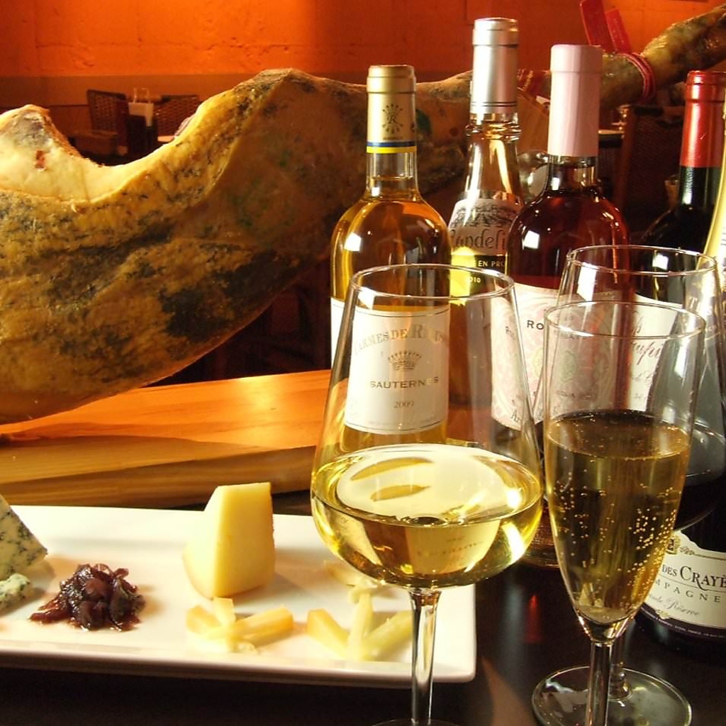 生ハムとチーズとワインでサクッと飲みＯＫ♪お洒落なお席で飲めるワイン店★