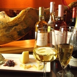 生ハムとチーズとワインでサクッと飲みＯＫ♪お洒落なお席で飲めるワイン店★