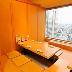 ゆったり寛げる掘りごたつ個室からは素敵な夜景が臨めます。会社や部署、同僚との飲み会などビジネス宴会におすすめです。また同窓会やご友人との集まりなどプライベート宴会にも◎こちらの個室はロールカーテンで仕切ることで4名様/6名様の半個室にもできます。