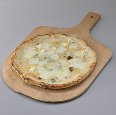 クワトロフォルマッジ　4種チーズ入りピザ