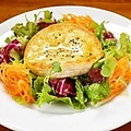 料理メニュー写真 カマンベールチーズのローストサラダ