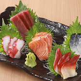 お支払いには、各種クレジットカード（VISA, JCBなど）はもちろん、電子マネーやPayPayなどのQRコード決済にも対応しております。現金の持ち合わせを気にすることなく、スマートにお食事をお楽しみいただけます。