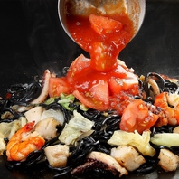 当店一番人気メニュー◆竹炭ブラックトマト焼きそば◆