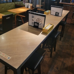 中央テーブル席　２名様以下はカウンター、中央テーブル席を優先とさせて頂きます。お店の状況によっては異なります。