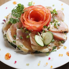 「見た目・食感・味」を大事にした一皿！大阿蘇鶏のタタキ 中華的カルパッチョの写真