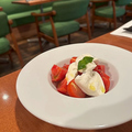 料理メニュー写真&nbsp;水牛モッツァレラと季節トマトのカプレーゼ