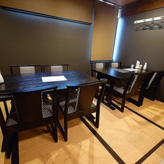 2階のテーブル席となります。お食事とお酒をゆったりお楽しみ頂けます。