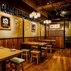 活気溢れ、店内の雰囲気を楽しんでいただけるオープン席★3名様×1卓、4名様×6卓ご用意！仲間との飲み会にぜひ♪