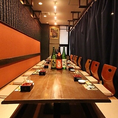 広々とした掘りごたつ席は、最大20名様まで対応可能です。20名様以上なら貸切も承ります。大人数でも、隠れ家らしい落ち着いた雰囲気のなかで特別な宴をお愉しみください。