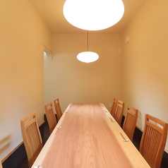 【半個室も完備】さまざまなシーンに使いやすい半個室もございます。周囲の雰囲気を感じながらも、他のお客様からの視線や音を気にせずにお食事を楽しむことができます。