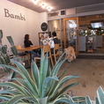 【ペット同伴可】開放感あふれるテラスで愛犬と乾杯！Bambiのテラス席は、小型犬から大型犬まで一緒に過ごせる特等席。「愛犬を留守番させたくない」そんな飼い主様の想いに応える大人の遊び場です。夜風を感じながら、ワンちゃんと共に非日常な贅沢タイムを。ペット連れのお客様も、どうぞお気軽にご来店ください！