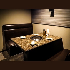 焼肉店では珍しい、本革を使ったソファー席です。極上の座り心地でゆったりとお寛ぎください。