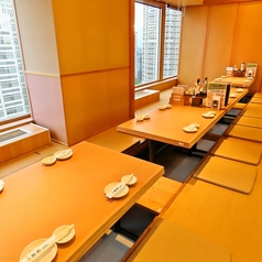 12名様までご利用いただける掘りごたつ個室です。こちらのお部屋からは夜景が見え、優雅なひと時をお過ごしいただけます。昼は晴れていれば富士山も見えます。慶事、法事などご家族、ご親戚が集まる際のお食事会や会社の宴会にどうぞご利用ください。