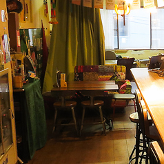 友人や家族とのお食事にぴったりなテーブル席をご用意しています◎少人数からグループでのご利用まで、様々なシーンでご利用いただけます。ゆったりと寛ぎながら、料理とともにお酒や会話をお楽しみください。