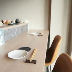 味覚だけでなく視覚でも楽しめるカウンターです♪デートや接待などもご利用いただけます！【大阪/京橋駅/馬肉/飲み放題/京橋/寿司/居酒屋/京橋 居酒屋/しゃぶしゃぶ/馬刺し/宴会/貸切】