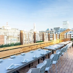 【総席数:100席】お洒落な雰囲気の中で、女子会やデートにも最適な空間となっております。急な天候の変化にも対応できる屋根付きのエリアを完備しています◎雨の日でも中止の心配をせず、安心して予約できるのが嬉しいポイント♪天候に左右されず、いつでも最高のBBQを楽しめる空間となっております。