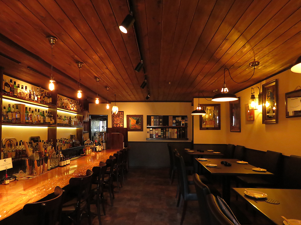 店内は木目をメインにダウンライトでムードのある店づくりをしており、優雅なお食事が愉しめます。