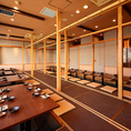 【完全個室】大人数での宴会も可能なお部屋です。席の配置のご相談も承りますのでお気軽にご相談ください。全席個室だから、周りを気にせず語らいの時間を楽しめます。少人数から大人数まで、あらゆるシーンにフィットする居酒屋空間です。