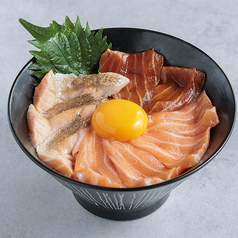 生・漬け・焼きの3種盛り　生サーモンの玉手箱丼