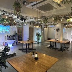 緑や木材を活かしたガーデン風の店内は、天井も高く開放感抜群☆渋谷駅から道玄坂をまっすぐ2分という集合にも好立地！貸切でのご利用も対応しておりますので、ステージを使うオフ会などでのご利用も盛り上がる贅沢空間！！