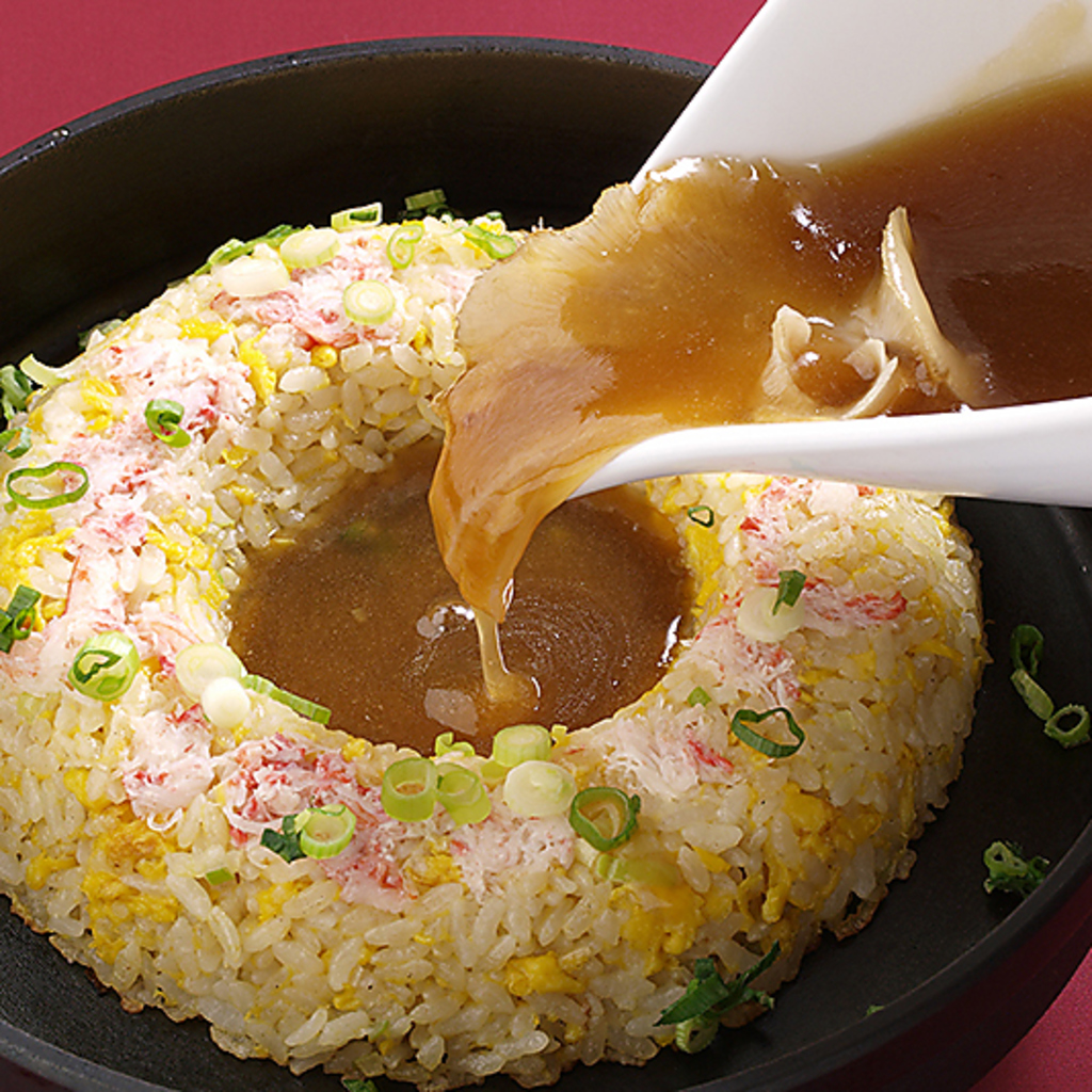 大人気！ズワイガニ入りのチャーハンにフカヒレあんかけをかけた『フカヒレあんかけチャーハン』