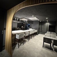 特別な時間をゆっくりと過ごせる、落ち着いた雰囲気のカウンター席。料理が仕上がる様子を目の前で楽しみながら、会話とお祝いのひとときを大切にできるお席です。記念日や誕生日など、特別な夜におすすめです。