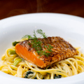 料理メニュー写真&nbsp;燻製サーモンとほうれん草のクリームパスタ