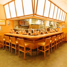 カウンター席はお一人様でのご利用大歓迎。カウンター越しに職人が調理していますので、お料理について談笑したりお食事の感想を伝えたり、ダイレクトに職人と触れ合いながらお食事をお楽しみいただけます。お二人様やデートでのご利用にも◎