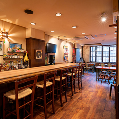 木の温もりを感じる落ち着いたカウンター席。お一人様や少人数での利用に人気で、ゆったり飲める居心地の良い空間です。ラムやウイスキーを楽しむ方にもおすすめ。