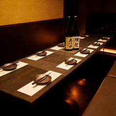 【大人数プライベート個室】8名~20名様用のゆったりテーブル席当店は考えうる最大限の対策を実施しております。アルコール消毒箇所(営業時間の毎1時間ごと)→トイレ(営業前、営業時間中)、出入り口(取っ手部分)、カウンター、椅子、テーブル、メニュー帳はお客様が入れ替わる毎にアルコール消毒をしております。