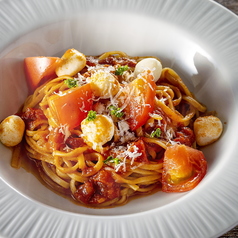 フレッシュトマトとモッツァレラチーズのパスタ