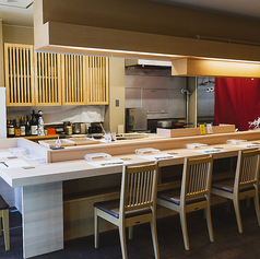 カウンター席は、目の前で料理が作られる様子を楽しめる特別な空間です。大将との距離が近く、技を間近に見ることができます。食事がより一層特別な体験になります。落ち着いた雰囲気の中、ゆったりとした時間を過ごしながら、心を込めた料理を味わえる贅沢な空間です。