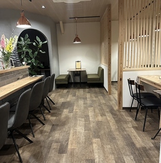 広々とした店内は着座で２６席立食で３０名以上ご利用いただけます。ぜひパーティーや懇親会にご利用くださいママ会、謝恩会、新年会や忘年会など多様にご利用いただいております！