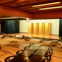 琉球舞踊を演じるステージとお席の間には石庭がございます。