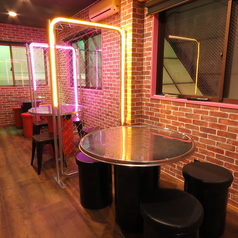 2階席は韓国の雰囲気を存分に浸れるテーブル席！