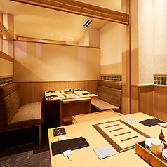 当店は貸切にも対応しており、ご希望の際には20名様以下でのご利用をお願いしております。広々としたスペースで周囲を気にすることなく大勢でお楽しみいただくことができ、会社の行事や同窓会など、様々なシチュエーションでご利用いただけます。詳細につきましてはお気軽にお問い合わせ下さい。