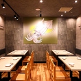 新年会などの各種会社宴会、同窓会、二次会など大人数での団体利用まで、幅広いシーンに対応できる個室席をご用意。最大20名様までご利用可能で、仲間と一緒に飲んで食べて盛り上がるのはもちろん、落ち着いて語らう時間にもぴったりです。