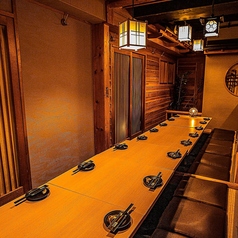 【大型プロジェクター付！全フロア貸切】大人数でご利用いただける最大60名様の完全貸切。ゆとりある空間をご提供いたします。会社での宴会や同窓会など様々な宴会のニーズにもご対応。