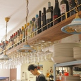 ずらりと並ぶワインボトルも店内を彩るひとつ。様々なラベルがオシャレな雰囲気を演出。