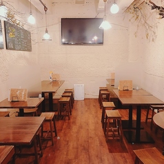 最大40名様までの貸切利用が可能で、結婚式の二次会や歓送迎会などの大型パーティーに最適です。すすきの駅から徒歩3分とアクセス抜群のため、ゲストの皆様も集まりやすく幹事様も安心。洗練されたおしゃれな店内の雰囲気を贅沢に丸ごと独占して、思い出に残る特別なひとときを演出いたします。