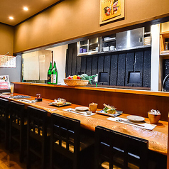 店主との対話が弾む6席限定のカウンターは、日本酒を極限まで楽しむ「お燗遊び」の特等席。あなたにとっての「おいしい温度」を探求しながら、名物・魚串との最高のマリアージュをじっくりとご堪能いただけます。